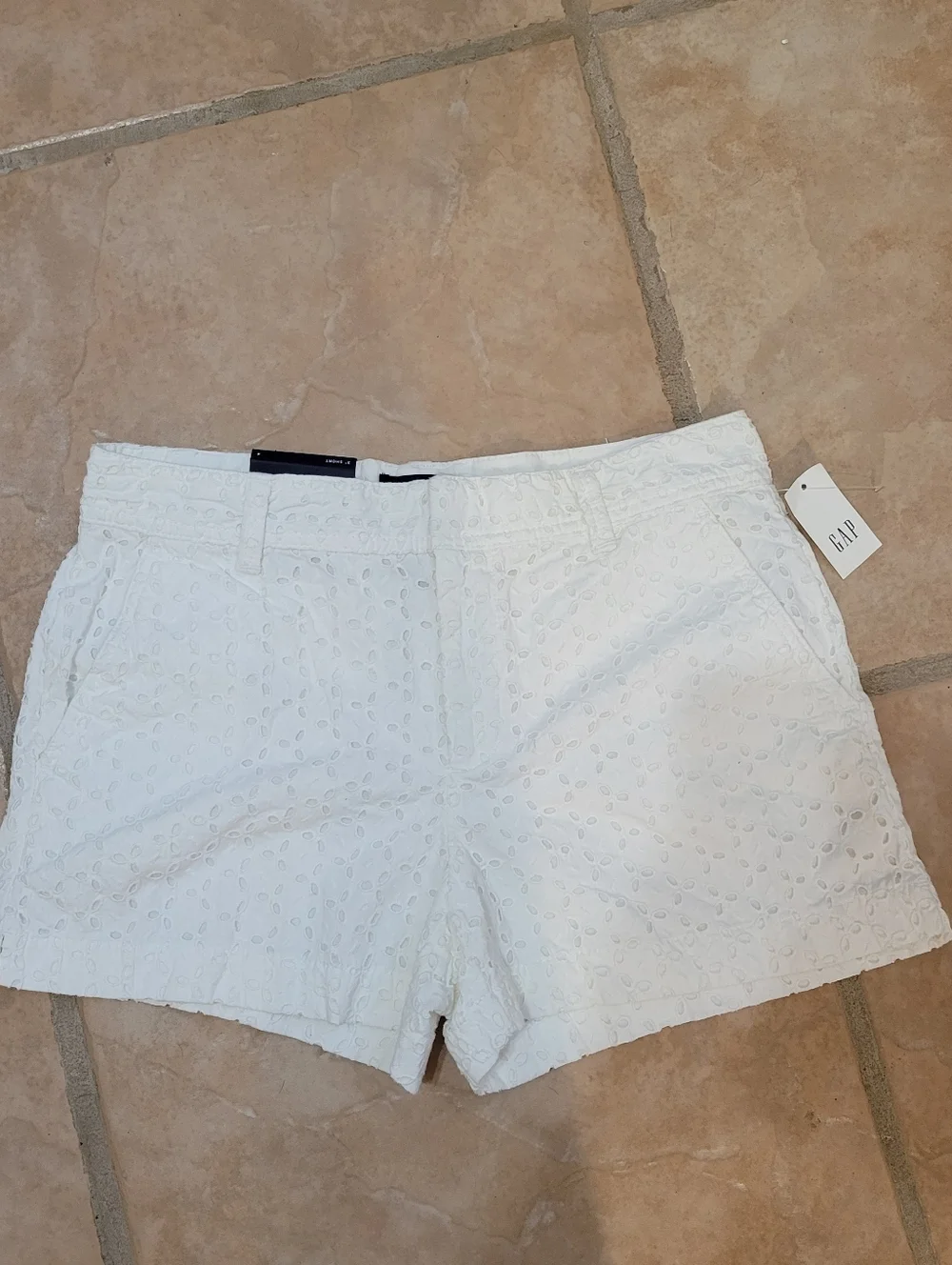 GAP Eyelet White Festival Feminine Boho Midrise Shorts Sz 4 - Picture 1 of 7